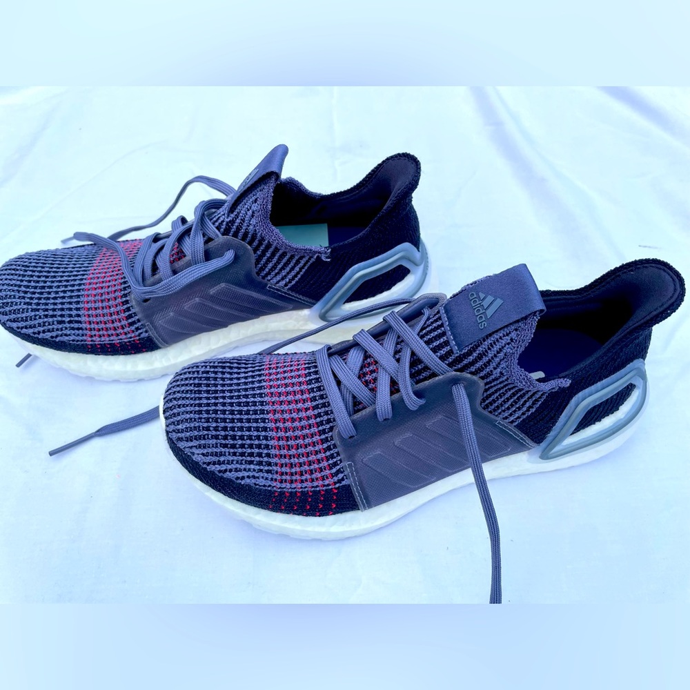 Womenms ADIDAS Ultraboost 19, like new. SZ 7